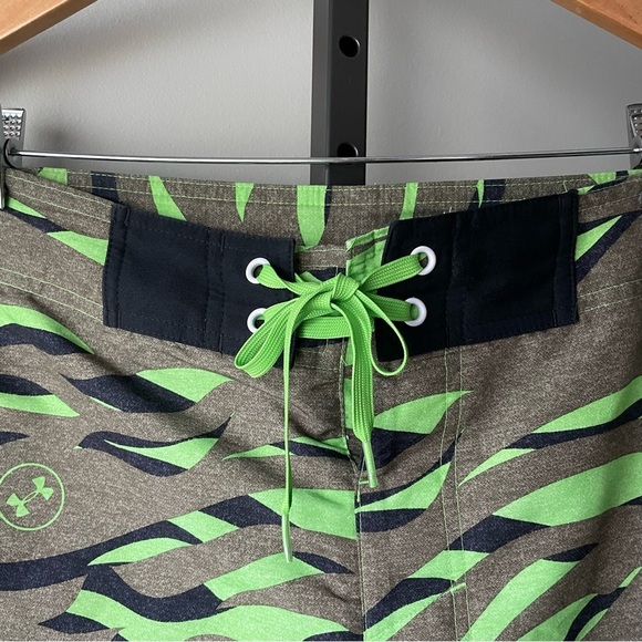 Under Armour Bergwind Gecko Green Camo Board Shorts Swim Swimwear Mens Size 36 - Picture 5 of 8